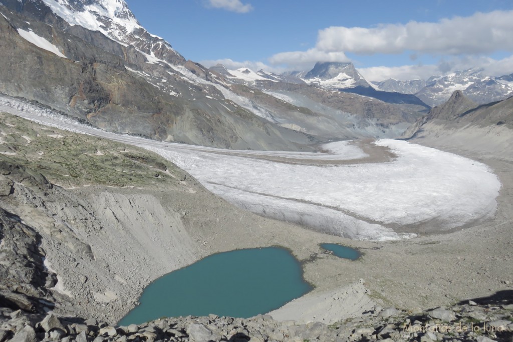 Abajo la lagunita bajo el Glaciar del Monte Rosa, seguido del Glaciar Grenx-Gorner